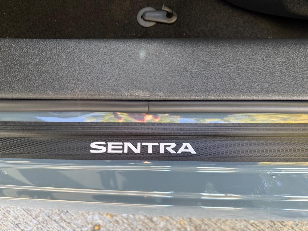 Nissan Sentra Vehicle Full-screen Gallery Image 14