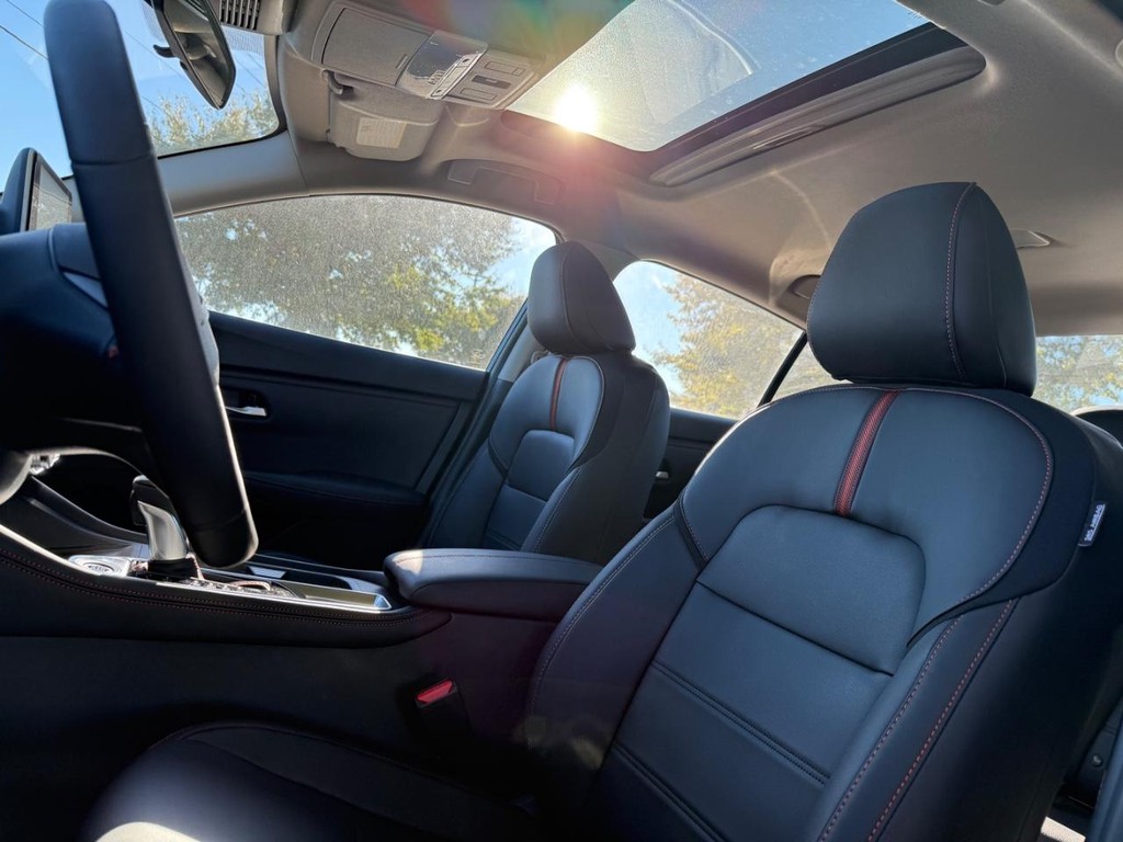 Nissan Sentra Vehicle Full-screen Gallery Image 15