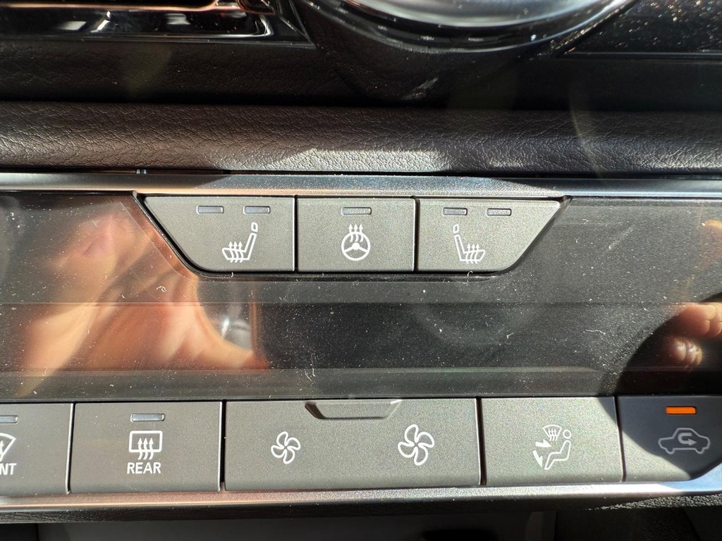 Nissan Sentra Vehicle Full-screen Gallery Image 23