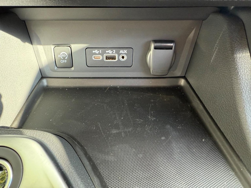 Nissan Sentra Vehicle Full-screen Gallery Image 25