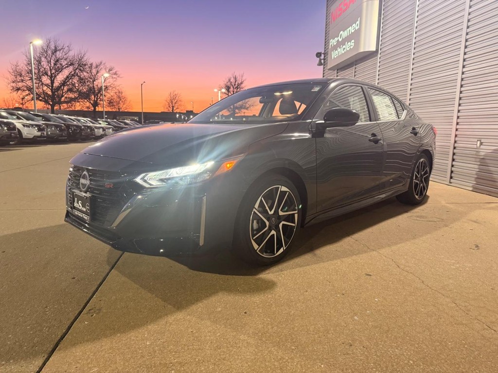 Nissan Sentra Vehicle Full-screen Gallery Image 03