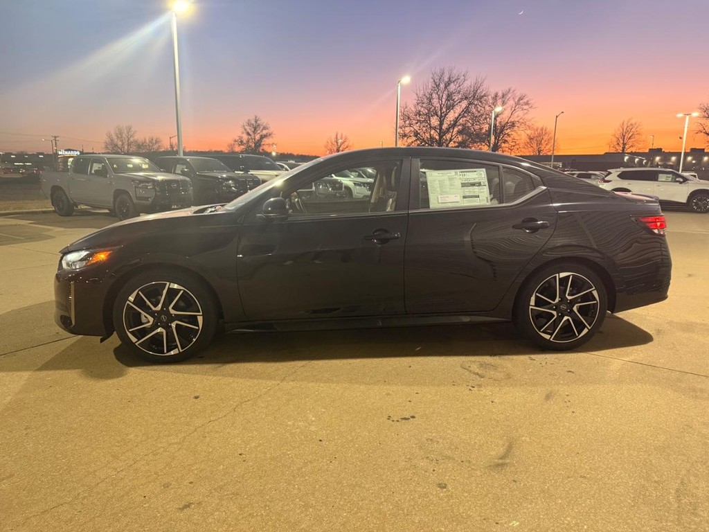 Nissan Sentra Vehicle Full-screen Gallery Image 04