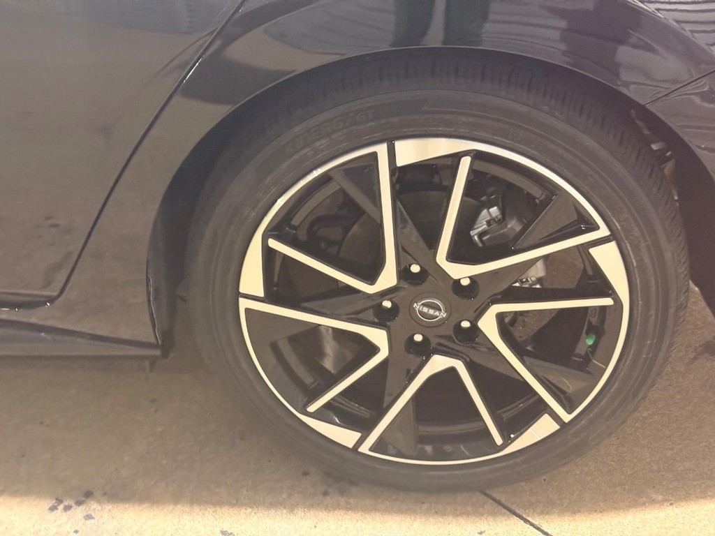 Nissan Sentra Vehicle Full-screen Gallery Image 05