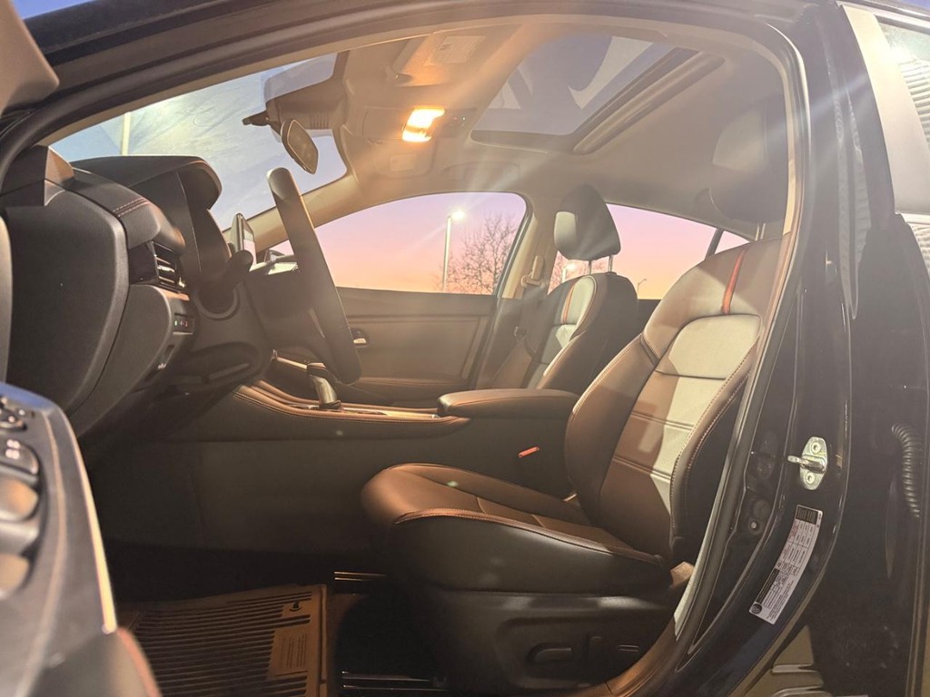 Nissan Sentra Vehicle Full-screen Gallery Image 15