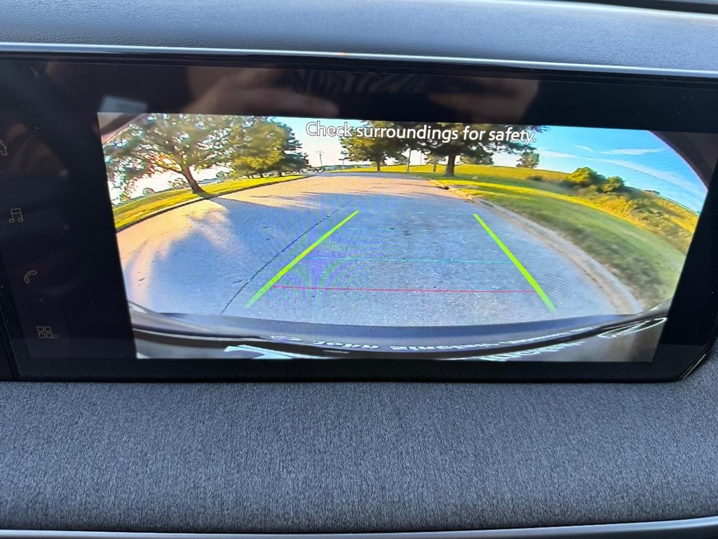 Nissan Kicks Vehicle Full-screen Gallery Image 02