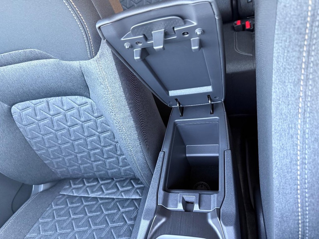 Nissan Kicks Vehicle Full-screen Gallery Image 03