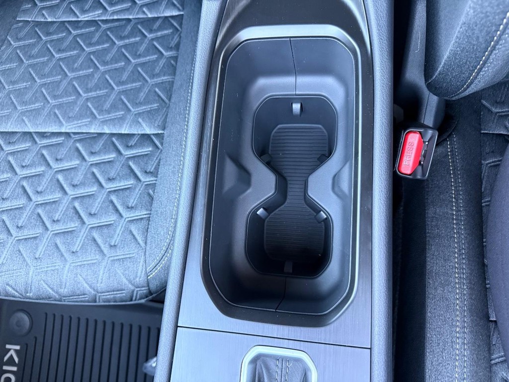 Nissan Kicks Vehicle Full-screen Gallery Image 04