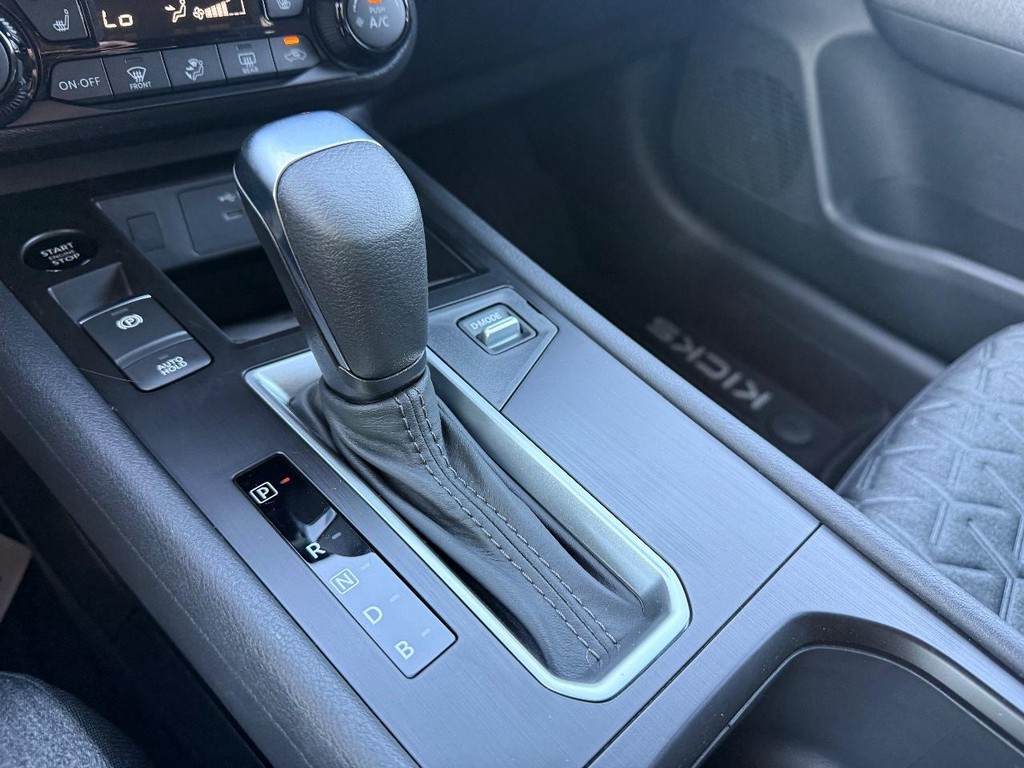 Nissan Kicks Vehicle Full-screen Gallery Image 05