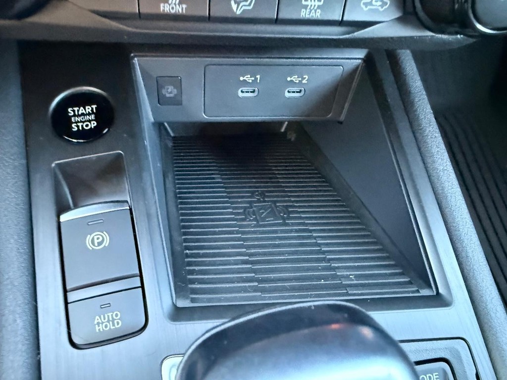 Nissan Kicks Vehicle Full-screen Gallery Image 06