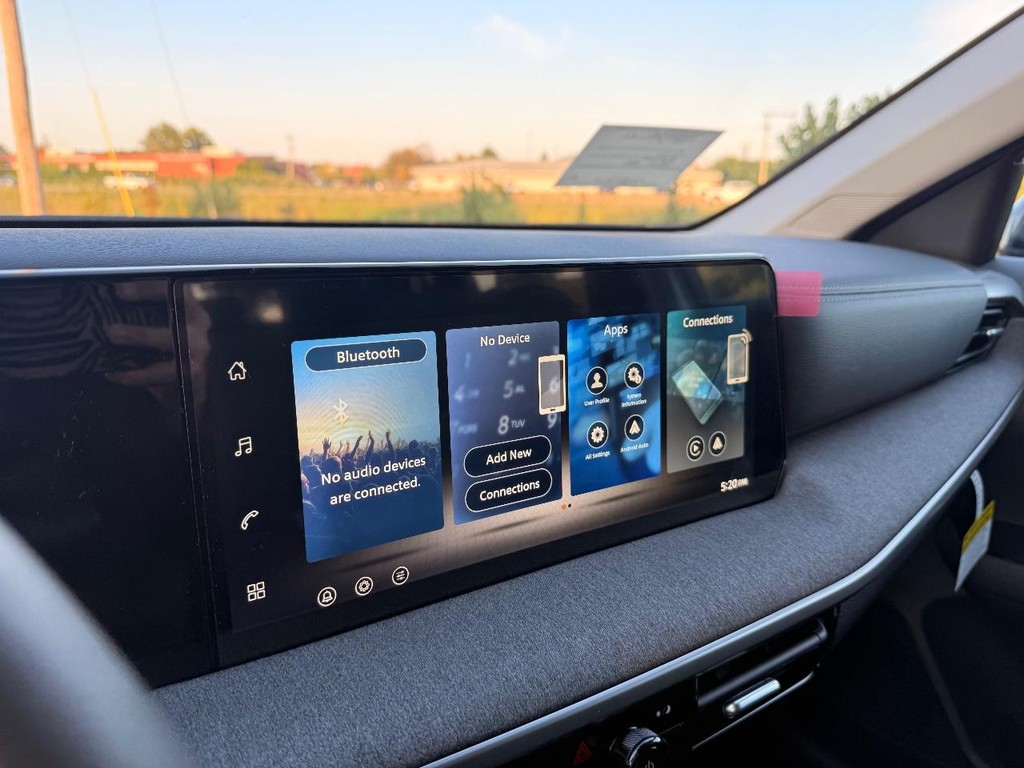 Nissan Kicks Vehicle Full-screen Gallery Image 08