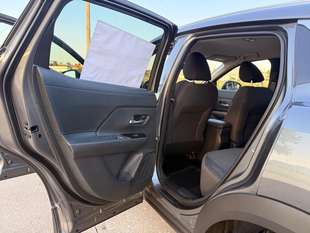 Nissan Kicks Vehicle Full-screen Gallery Image 12