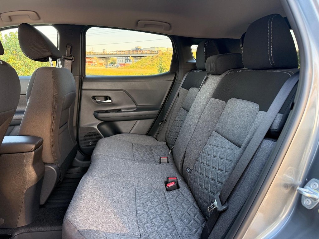 Nissan Kicks Vehicle Full-screen Gallery Image 13