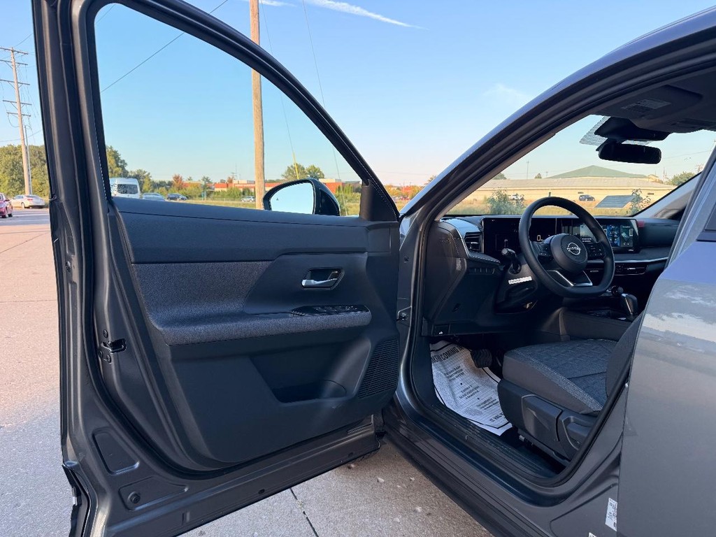 Nissan Kicks Vehicle Full-screen Gallery Image 14