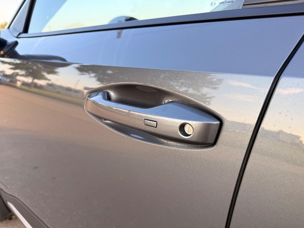 Nissan Kicks Vehicle Full-screen Gallery Image 15