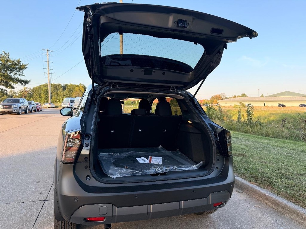 Nissan Kicks Vehicle Full-screen Gallery Image 16