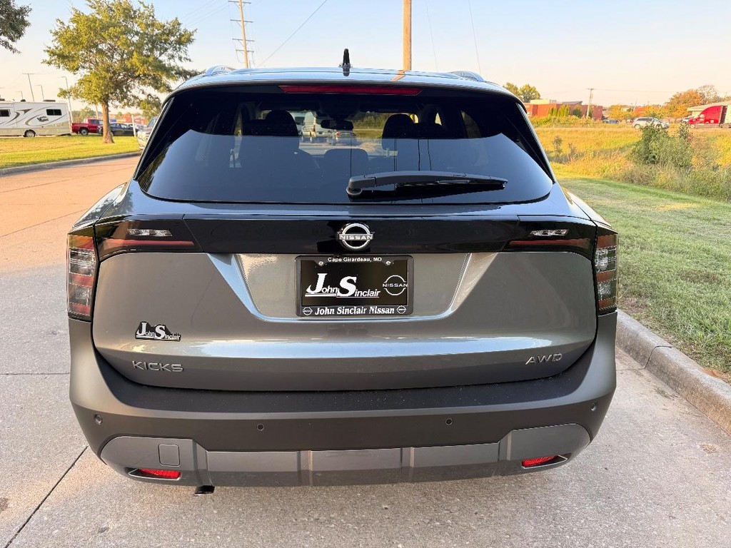 Nissan Kicks Vehicle Full-screen Gallery Image 17