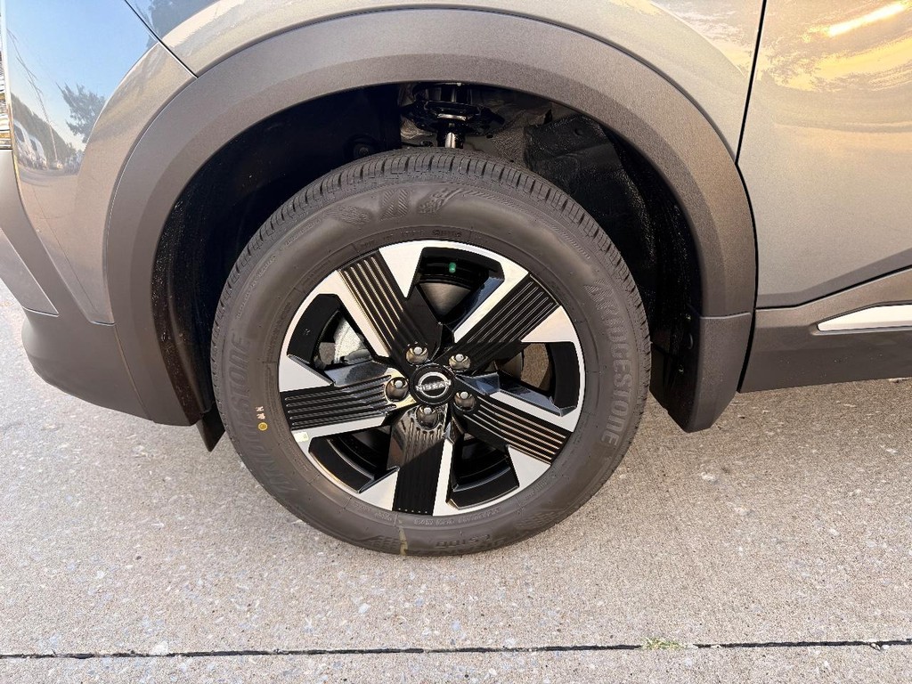 Nissan Kicks Vehicle Full-screen Gallery Image 18