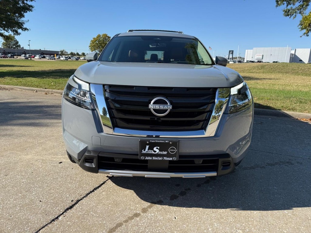 Nissan Pathfinder Vehicle Full-screen Gallery Image 03