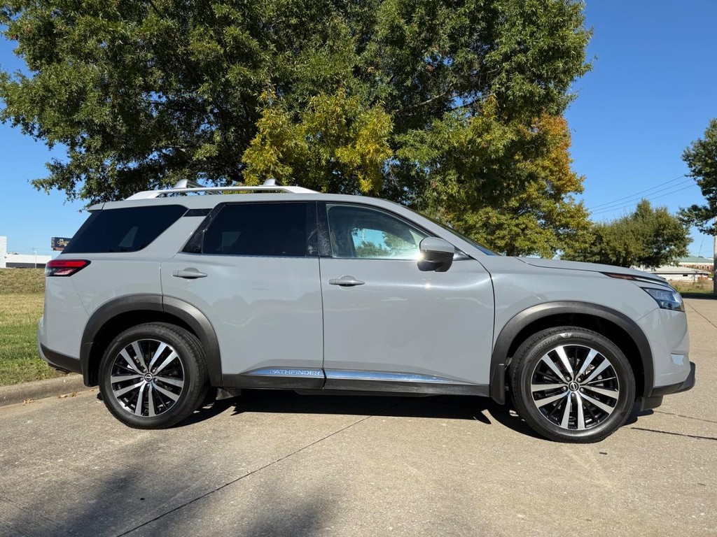 Nissan Pathfinder Vehicle Full-screen Gallery Image 04