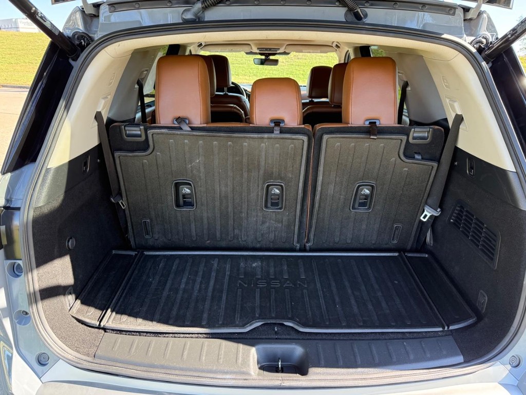 Nissan Pathfinder Vehicle Full-screen Gallery Image 08