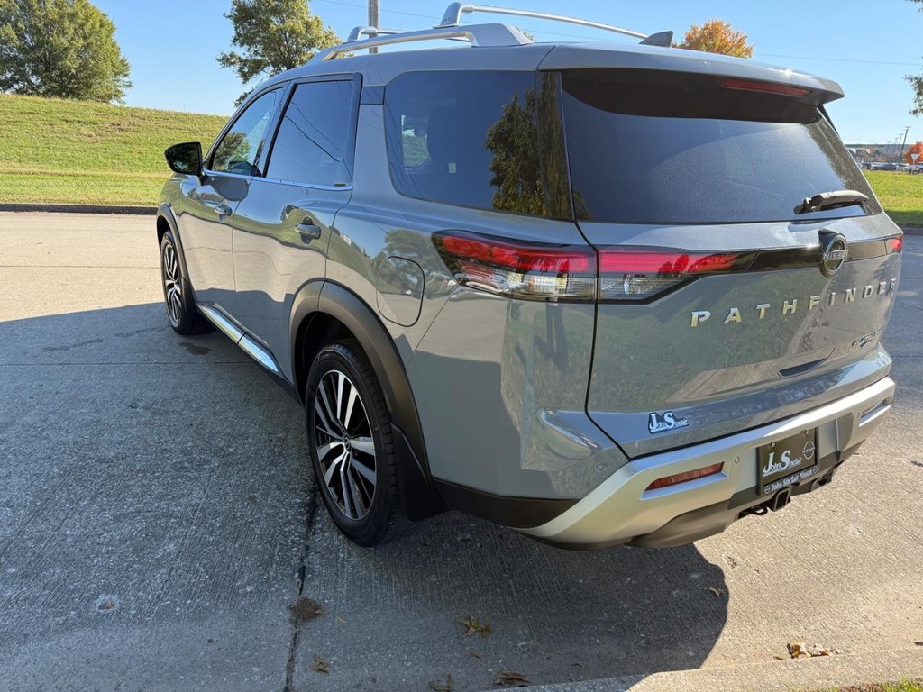 Nissan Pathfinder Vehicle Full-screen Gallery Image 10