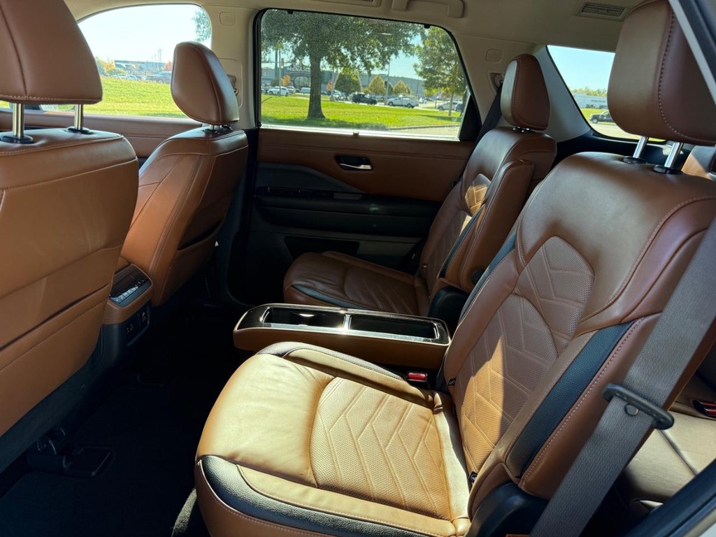 Nissan Pathfinder Vehicle Full-screen Gallery Image 11