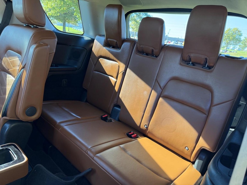 Nissan Pathfinder Vehicle Full-screen Gallery Image 12