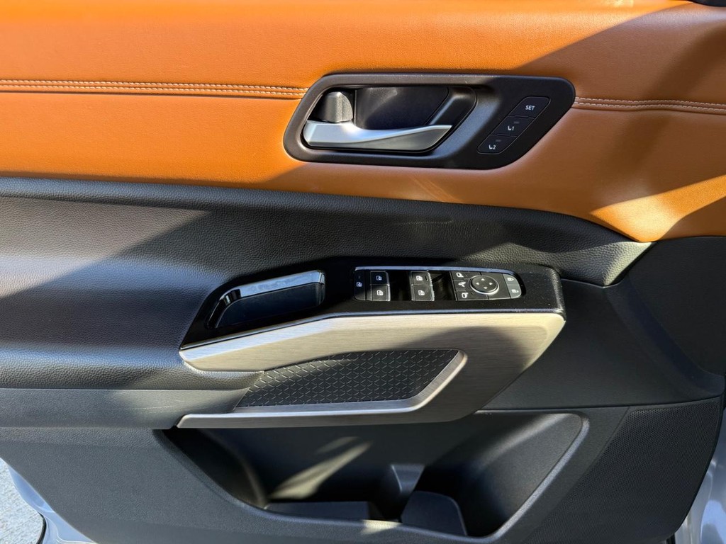 Nissan Pathfinder Vehicle Full-screen Gallery Image 15