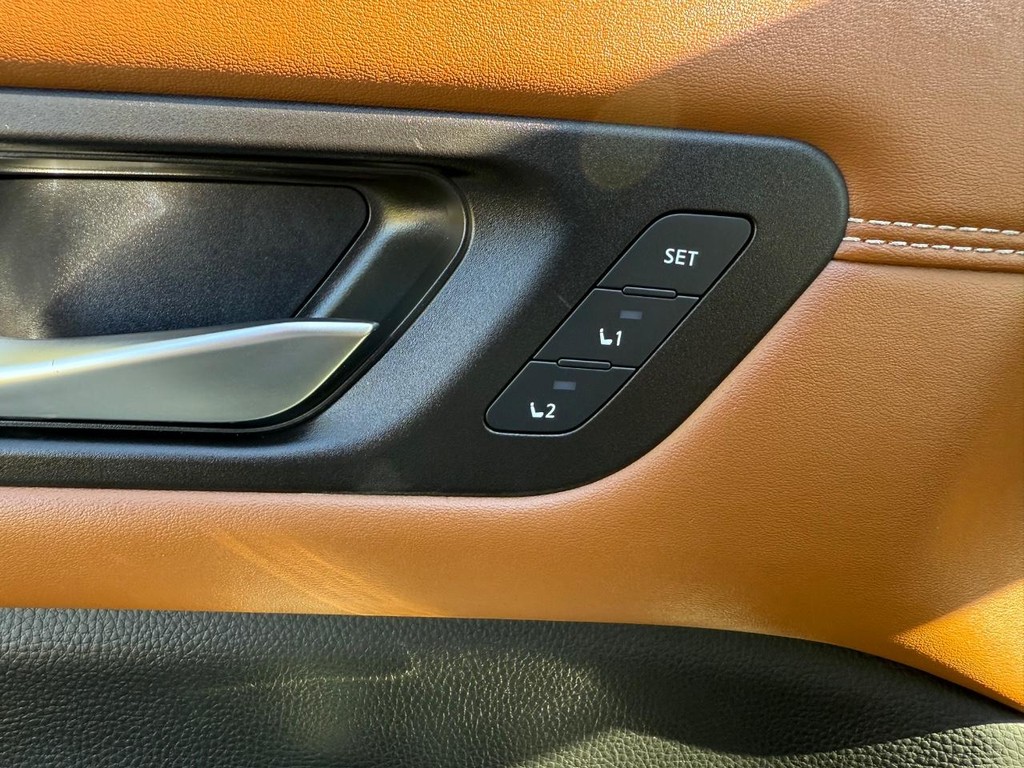 Nissan Pathfinder Vehicle Full-screen Gallery Image 17