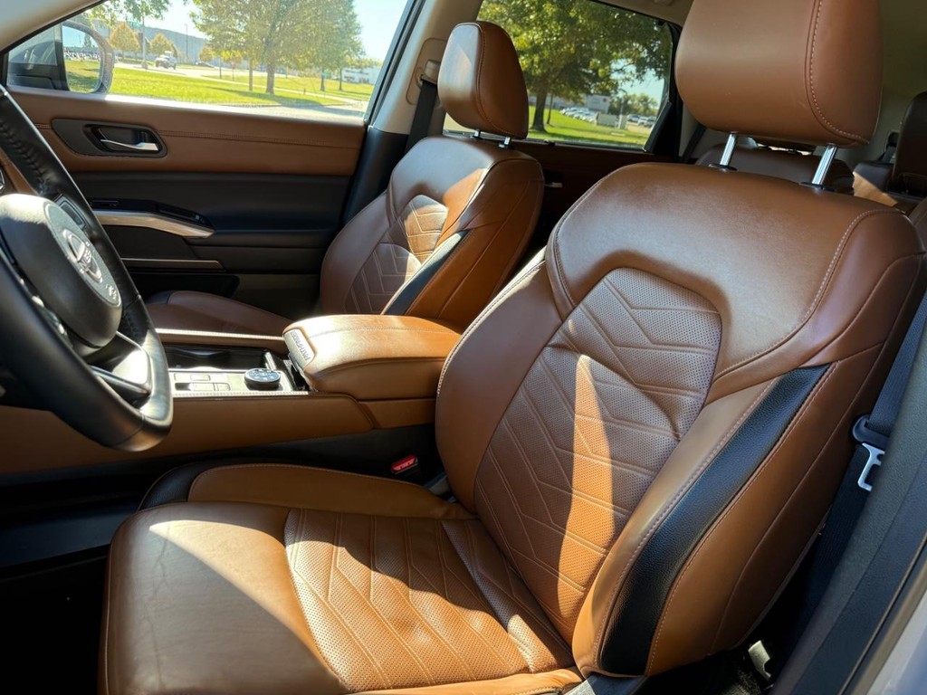 Nissan Pathfinder Vehicle Full-screen Gallery Image 19