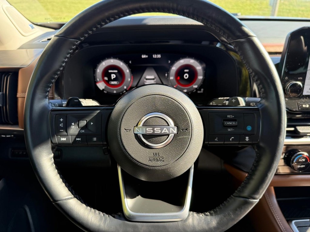 Nissan Pathfinder Vehicle Full-screen Gallery Image 23