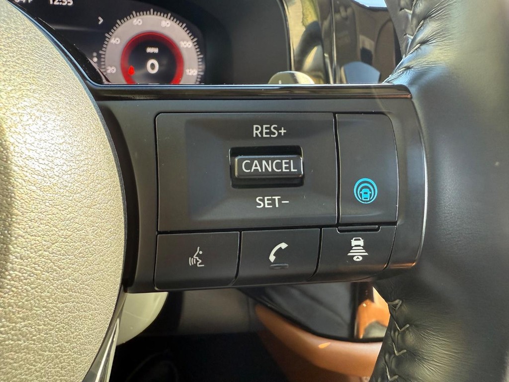 Nissan Pathfinder Vehicle Full-screen Gallery Image 25