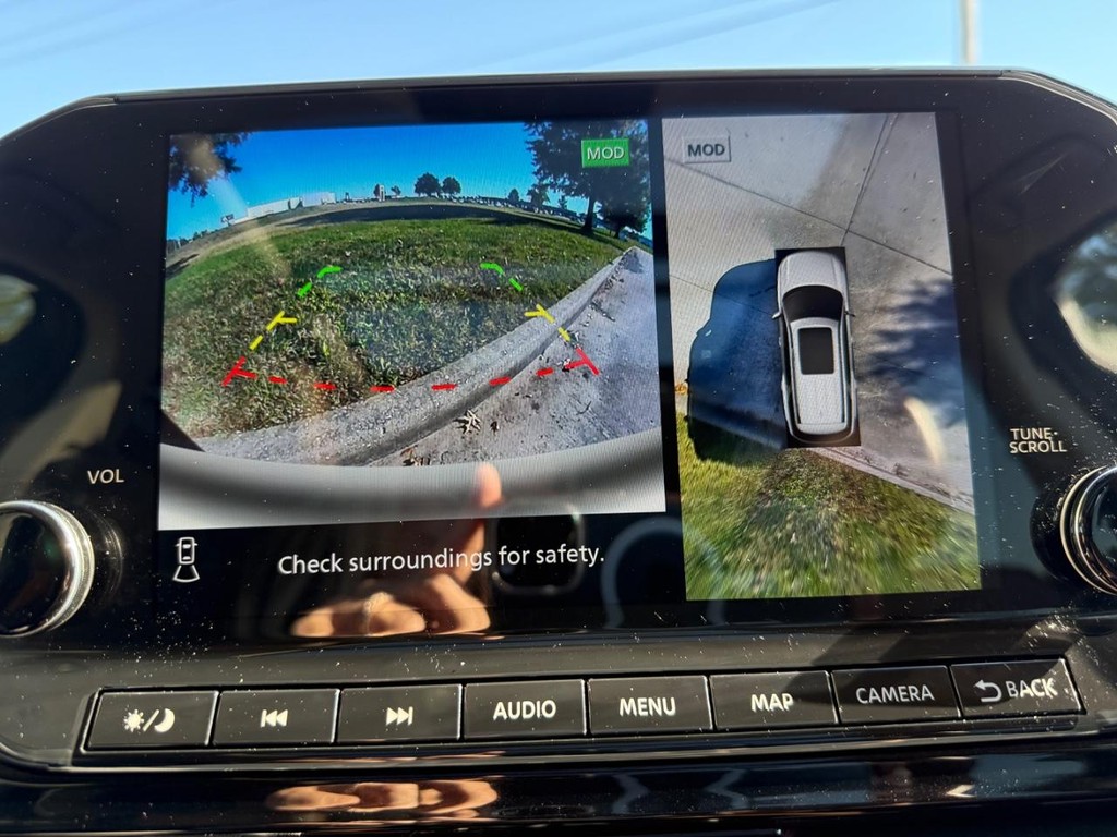 Nissan Pathfinder Vehicle Full-screen Gallery Image 28