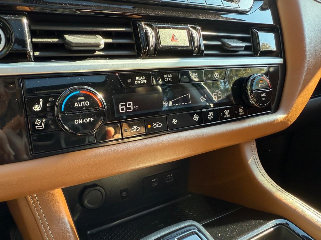 Nissan Pathfinder Vehicle Full-screen Gallery Image 29