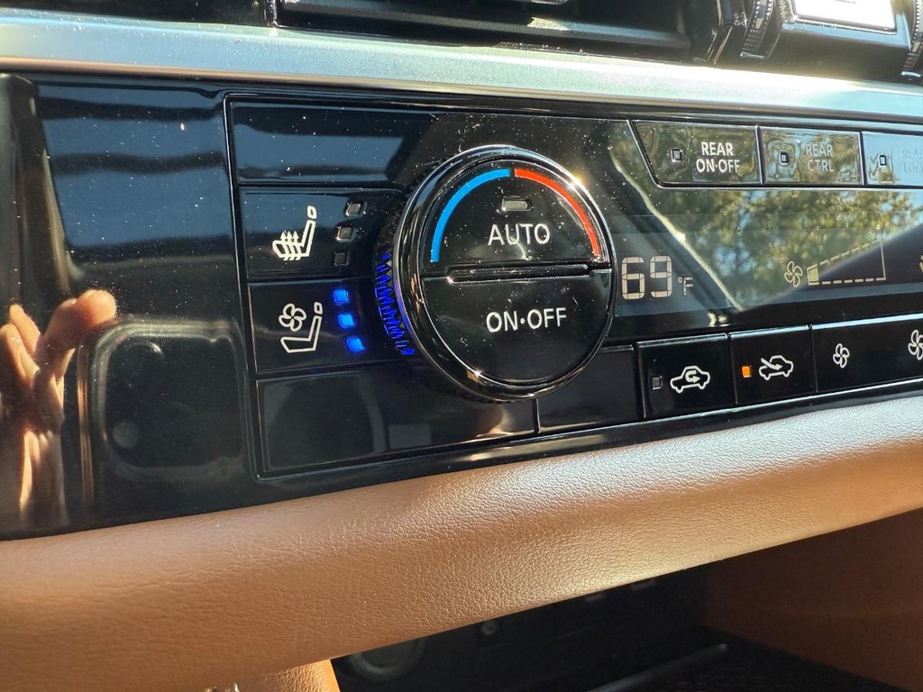 Nissan Pathfinder Vehicle Full-screen Gallery Image 30