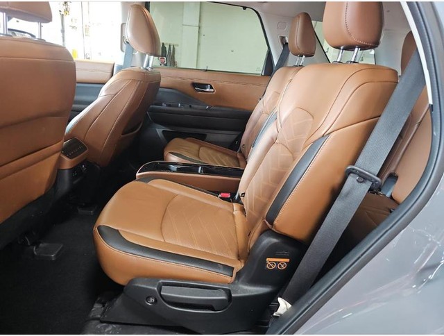 Nissan Pathfinder Vehicle Full-screen Gallery Image 02