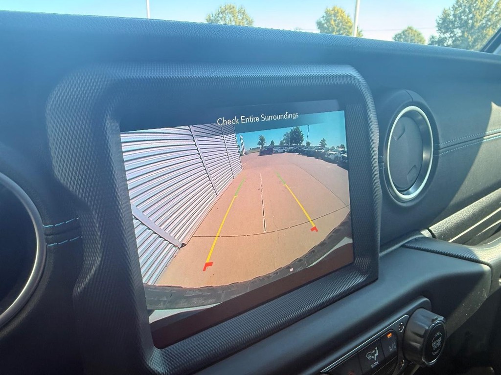 Jeep Wrangler 4xe Vehicle Full-screen Gallery Image 02