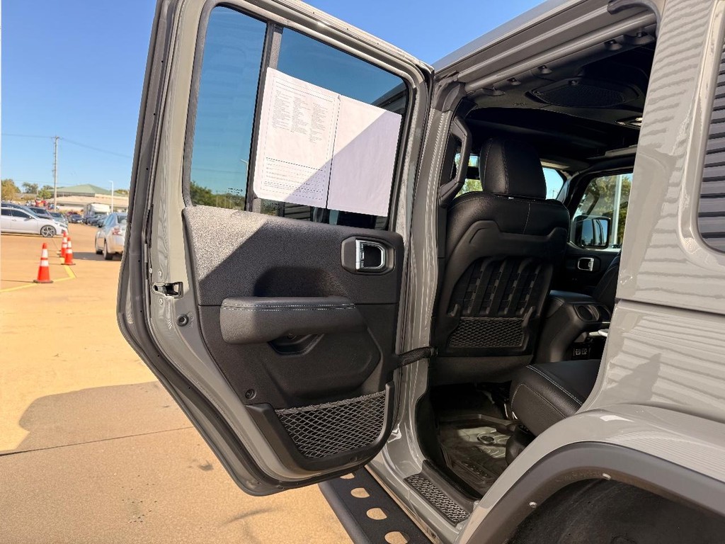 Jeep Wrangler 4xe Vehicle Full-screen Gallery Image 17