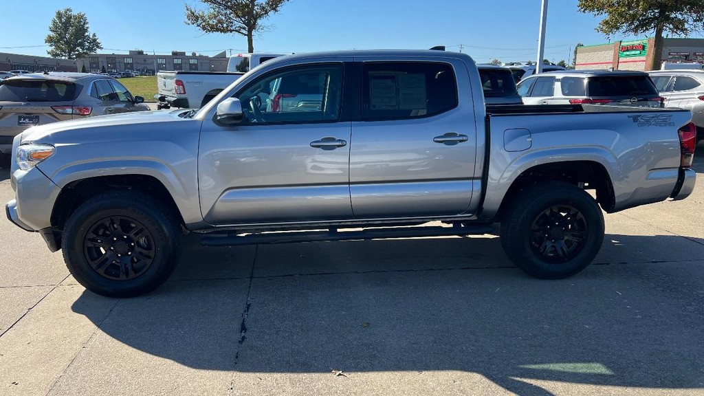 Toyota Tacoma 2WD Vehicle Full-screen Gallery Image 05