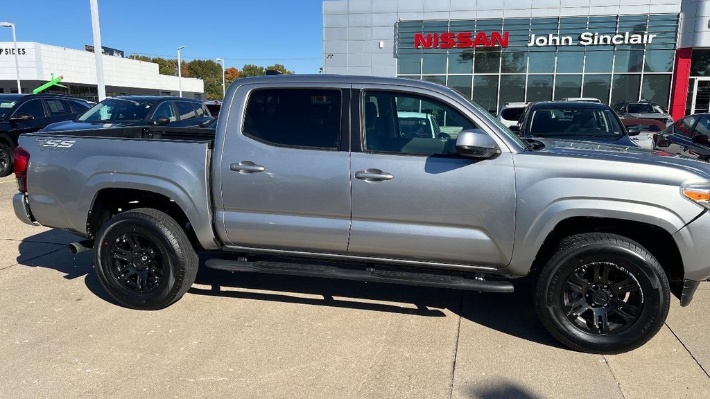 Toyota Tacoma 2WD Vehicle Full-screen Gallery Image 07