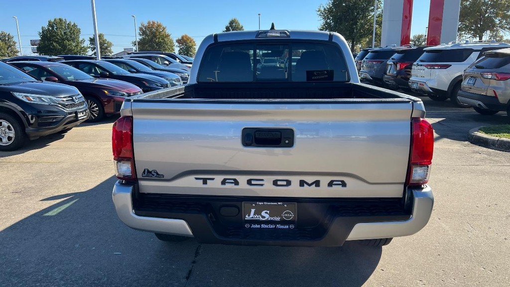 Toyota Tacoma 2WD Vehicle Full-screen Gallery Image 09