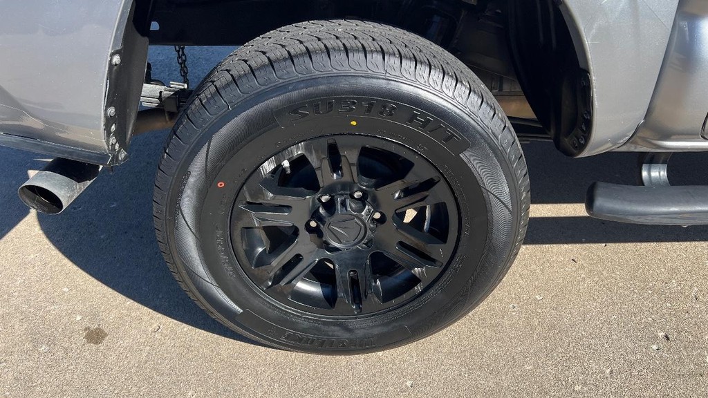 Toyota Tacoma 2WD Vehicle Full-screen Gallery Image 11