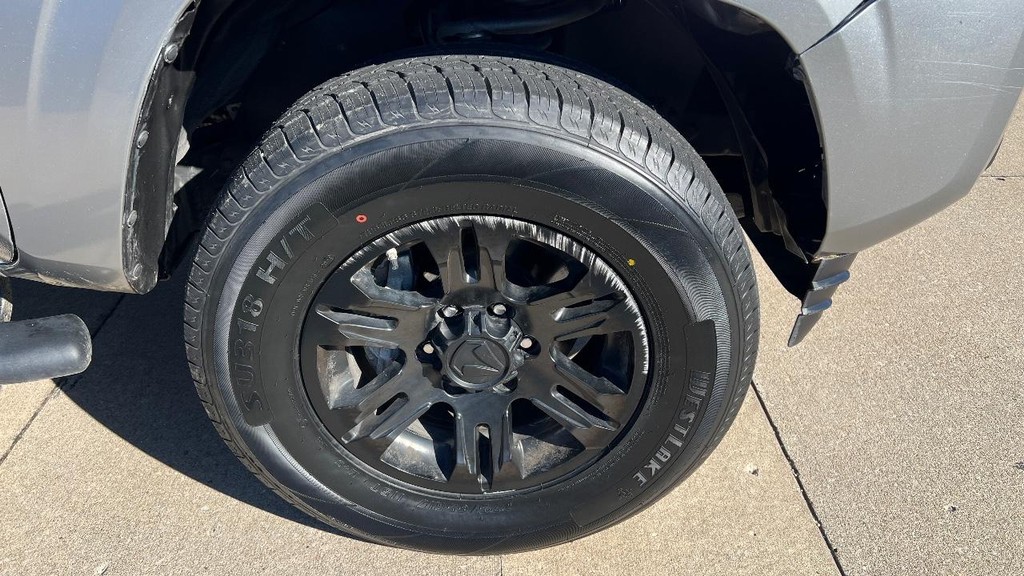 Toyota Tacoma 2WD Vehicle Full-screen Gallery Image 12