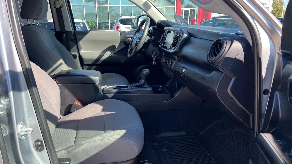 Toyota Tacoma 2WD Vehicle Full-screen Gallery Image 14