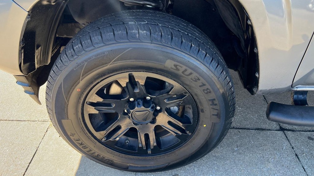 Toyota Tacoma 2WD Vehicle Full-screen Gallery Image 15