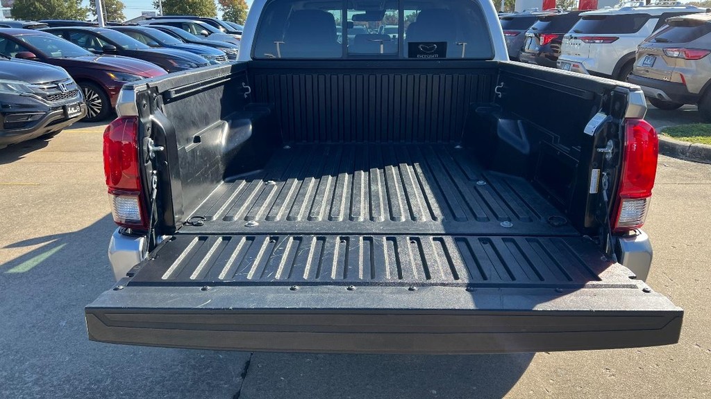 Toyota Tacoma 2WD Vehicle Full-screen Gallery Image 16