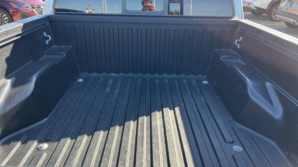 Toyota Tacoma 2WD Vehicle Full-screen Gallery Image 17