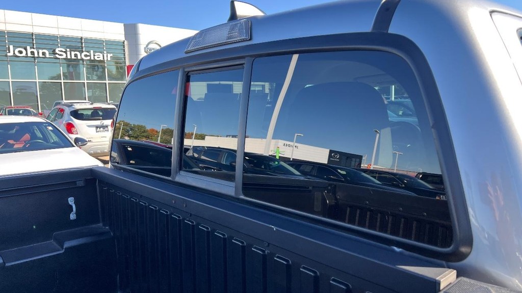 Toyota Tacoma 2WD Vehicle Full-screen Gallery Image 18