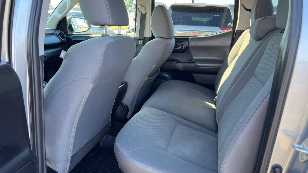 Toyota Tacoma 2WD Vehicle Full-screen Gallery Image 20