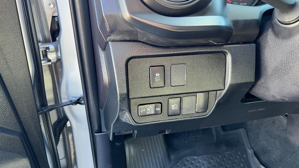 Toyota Tacoma 2WD Vehicle Full-screen Gallery Image 22